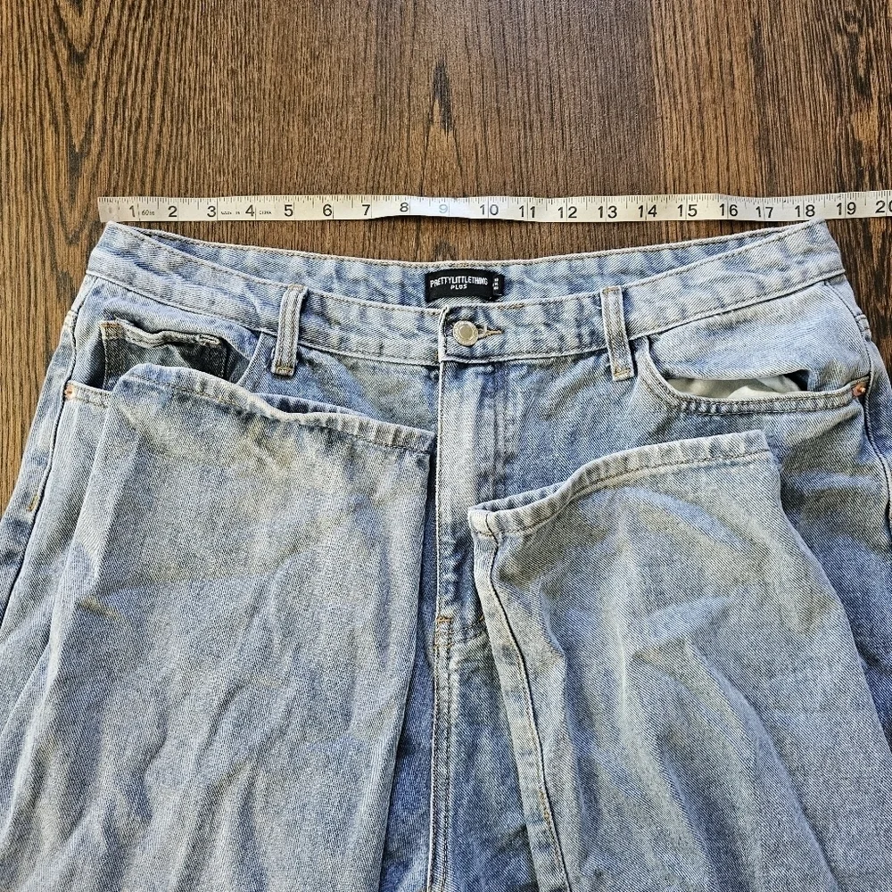PRETTYLITTLETHING Plus Light Wash Ripped Mom Jeans Size Women's 14
